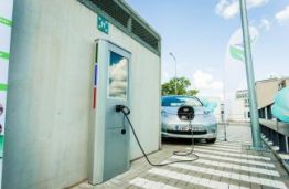 KTU „Santakos“ slėnyje atidaryta pirmoji išmani elektromobilių krovimo stotelė „SmartChargeBox“