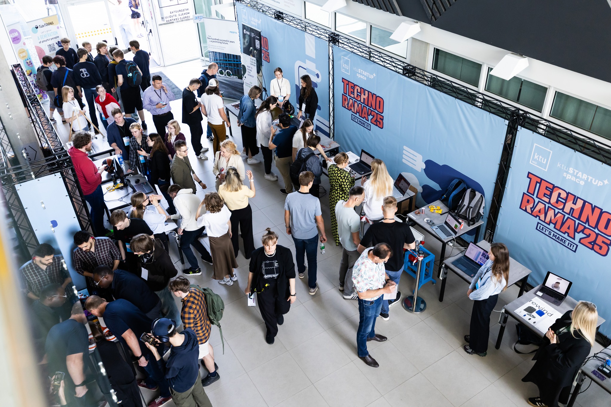 Inovacijų parodos &bdquo;Technorama 2025&ldquo; akimirka: dalyviai apžiūri parodoje pristatomas inovacijas.